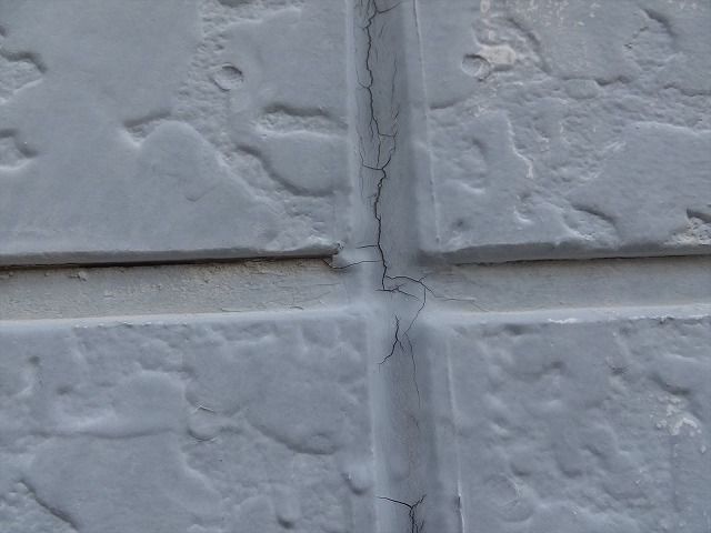 ひびの入った目地のシーリング材